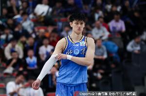 内外开花!曾凡博半场4中4贡献10分 三分2中2配图