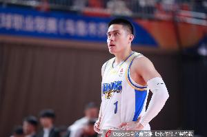 媒体人:陈盈骏&杰曼梦回上赛季半决赛 上海后卫短板本场体现明显配图