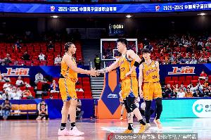 媒体人:广厦的优势是经验丰富 上海的优势是年轻气盛&冲击力强配图