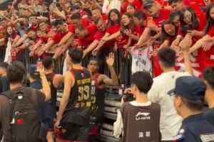 双向奔赴!深圳男篮全员赛后绕场致谢球迷 后者为球队加油打气配图