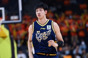 NBA的三分线!黄明依晒在洛杉矶的特训视频 一分钟内连进18记三分配图