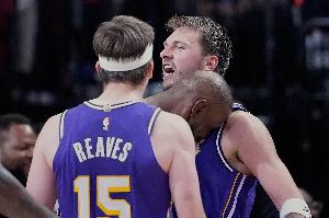 只聊高尔夫!ESPN:东契奇还未招募詹姆斯或里夫斯回归湖人配图