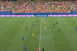 下半场开球,库拉索复刻巴黎大脚开球战术,直接踢出边线配图
