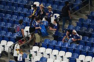 日本4-0大胜突尼斯，赛后日本球迷在球场内清理垃圾配图