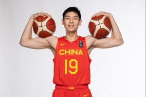 媒体人:能回到巅峰水平的崔永熙 在攻防两端都是中国男篮所需的配图