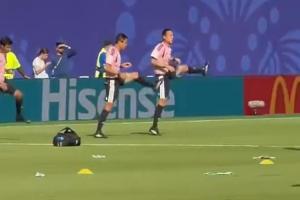 即将主哨世界杯!厄瓜多尔vs库拉索开场前,马宁在球场进行热身配图