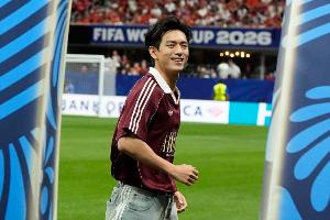 原来是摆球啊!中国演员李现现身世界杯,为西班牙vs沙特“开球”配图