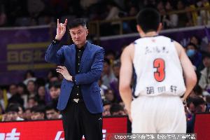 解说:听说杜锋有太多社会职务&对权力欲望强 经常不能完整带训练配图