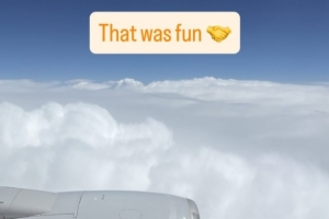 玩得很开心!德拉维多瓦晒回程航班舷窗照:真是一次有趣的旅程!配图