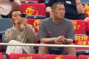 回归中国男篮后的首场比赛 杨瀚森的父母也来到现场观战配图