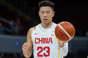 打得不好!贺希宁手感冰凉8中1并且出现2失误 仅得2分3板配图