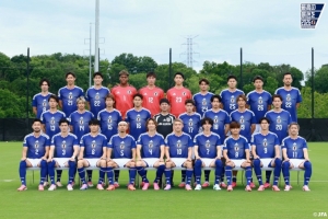 日本队今日训练后拍摄全家福,南野拓实和久保建英同穿8号入镜配图