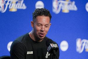 马刺GM:米奇·约翰逊和教练组本赛季相当出色 我们都还能进步配图
