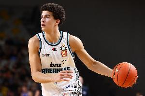 卡里姆·洛佩斯在21顺位被选中 成为首个在墨西哥出生的NBA首轮秀配图