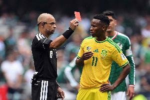 科贝:首轮染红的南非中场特姆巴·兹瓦内被FIFA禁赛3场配图