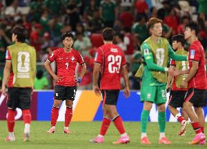 有韩国球迷特意请假赴酒馆看球：原本预测2-0胜，现在心里没底配图
