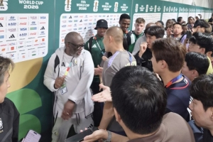 韩媒:赛后南非庆祝胜利引争执,在国际足联工作人员调解下才平息配图