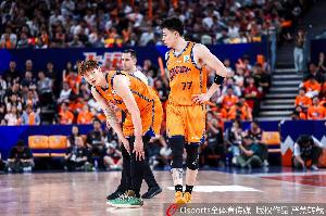 张镇麟:王哲林不贪功 却又是关键时刻能站出来的人 队长当之无愧配图