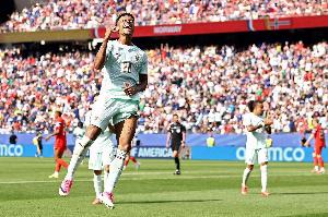 对阵挪威破门是杜埃俱乐部+国家队第40球，也是他生涯第一个头球配图