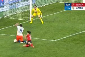 马德鲁加禁区倒地主裁回看VAR判点,泽卡点射泰山2-0领先铁人配图