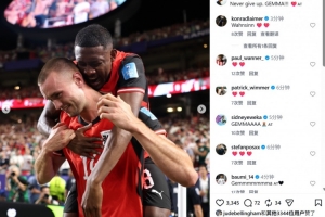 绝平晋级，阿拉巴社媒晒与队友庆祝合照：我们永远不会放弃！配图