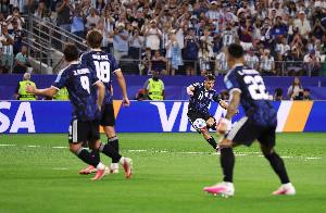 完美!30岁洛塞尔索世界杯首秀任意球斩首球,18年未出场22年伤缺配图
