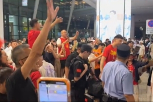 中国男篮集训队今晚抵达沈阳 在机场受到球迷热烈欢迎配图