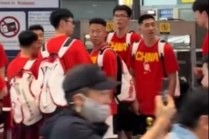 媒体人:中国男篮在机场偶遇赵雅芝 被赵的粉丝团震惊了配图