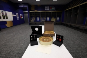 优雅告别!FIFA官方社媒晒照,约旦队在更衣室留下礼物和感谢信配图