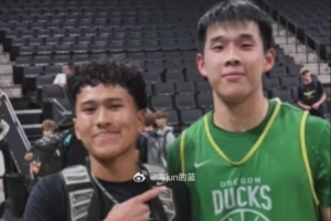 俄勒冈夏训林葳与球迷合影!媒体人:没上场时间和球权去北卡干嘛配图