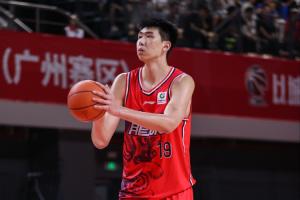 直播吧：徐昕将不会出战NBA夏季联赛 马刺曾发出试训和夏联邀请配图