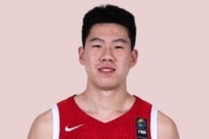 媒体人:张子一该当后卫培养 我们要高后卫、又高又有体重的前锋配图
