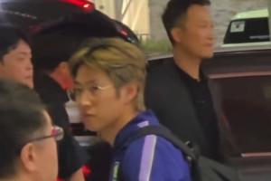 韩国球迷机场怒骂洪明甫，李刚仁站在一旁久久看向球迷若有所思配图