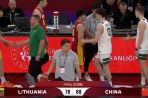 记者:张宇辰手感不佳 中国U17男篮的远投火力没了 陈昱休没篮配图