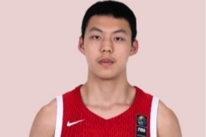 媒体人:姚嘉泽年级太小 在球队打的内容不够复杂 经验不足配图