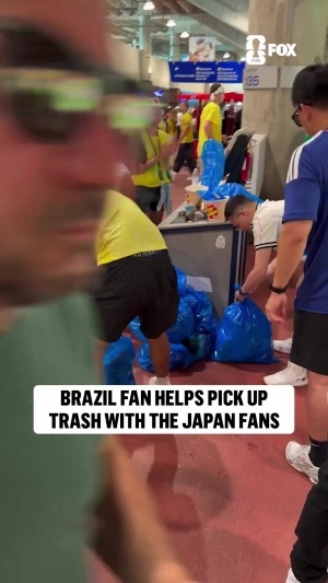 福克斯:巴西2-1日本赛后 巴西球迷也加入日本球迷清理垃圾的行列配图