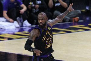 绝对的焦点！湖记：自由市场开启3个多小时 ESPN都在聊詹姆斯配图