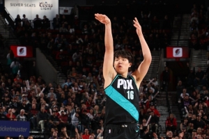 媒体人:现在连投篮也不再是杨瀚森的卖点 形势相当严峻配图