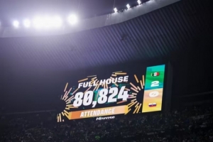 狂热！80824人入场观战墨西哥2-0厄瓜多尔，阿兹特克体育场爆满！配图