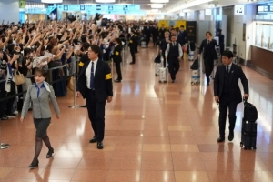 日媒:日本队乘坐航班今日抵达日本,约700名球迷接机配图