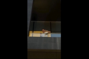 C罗在阳台与球迷挥手致意,大量球迷欢呼配图