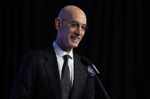 NBA官方：今年夏联将测试使用一款内置传感器的智能篮球配图