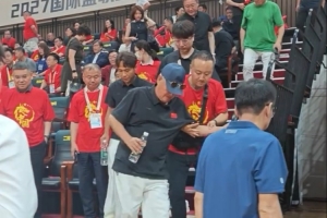 赵本山携宋小宝现场观看男篮世预赛 在工作人员搀扶下提前离场配图