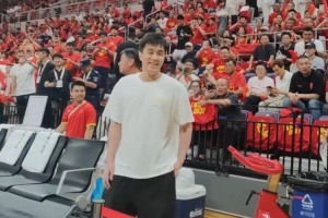 现场支持！郭艾伦来到现场观战中国男篮VS日本男篮配图