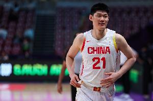 效率高高!胡金秋首节3中2得到4分 还上演精彩暴扣配图