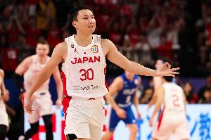 杨鸣：中国队一挡拆就投杀伤太少 日本队靠着连续突破现在活了配图