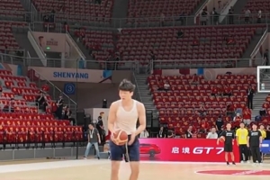 中国男篮对阵日本男篮大战在即!杨瀚森赛前进行热身配图