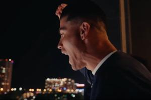 壮观!C罗赛后率葡萄牙众将现身酒店阳台 凌晨时分与数千球迷庆祝配图