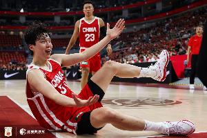 2犯了!杨瀚森首节登场不到3分钟 2投2中拿到4分1板1助配图