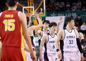 媒体人:韩国男篮一只脚踏上悬崖 存在无法进世预赛第二轮的风险配图
